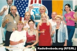 Співробітники Української редакції Радіо Свобода у Празі, 2004 рік. Зліва направо: Михайло Мигалисько, Олександр Народецький, Юлія Ільєнко (Сайко), Петро Кагуй, Ольга Буряк, Василь Зілгалов, Мар’яна Драч, Зиновій Фриз, Оксана Пеленська і Ангеліна Шкуренко