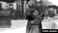 Мать прижимает к себе ребенкы во время голода 1930-х