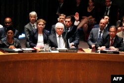 Виталий Чуркин, представитель России при ООН, ветирует проект резолюции о создании трибунала по крушению рейса MH17 на Донбассе на заседании Совета боезпасности. США, 29 июля 2015 года