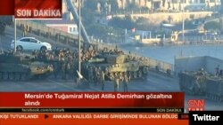 Солдаты сдаются на мосту Босфора.