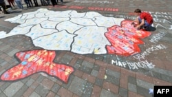 Harta Ucrainei pierdute - în faţa Parlamentului de la Kiev, 30 aprilie 2014