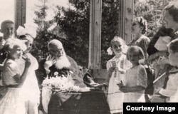 Митрополит спілкується з дітьми і молоддю