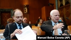 Senatorul John McCain și Vladimir Kara-Murza, la o audiere în Senatul american