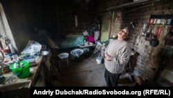 Ще одна мешканка села «баба Зоя» (так жінку називають військові) у своїй хаті. Чоловік та син жінки померли, живе вона сама. Після початку бойових дій ще одна її дитина – дочка – та чотири онуки виїхали у Росію. Періодично навідує їх у Нижньому Новгороді. Має город та вирощує кіз, свиней, качок, курей