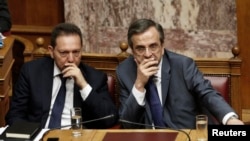 премиерот Андонис Самарас и министерот за финансии Јанис Стурнарас