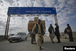A Pashtun trader crosses the Afghanistan-Pakistan border at Chaman before the fence was constructed.