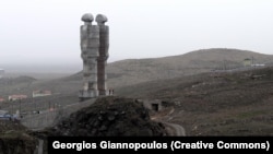 Монумент на холме Карса. Турция, 19 апреля 2011 года.