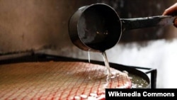 حلوای کنجد افغانستان به‌عنوان سوغات به کشورهای خارجی نیز صادر می‌شود.
