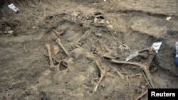 Rămășițe umane descoperite de arheologi într-un mormânt comun al evreilor uciși de trupele române în timpul celui de-Al Doilea Război Mondial într-o zonă forestieră din apropierea satului Popricani, aproape de Iași. Mai mult de 100 de evrei bărbați, femei, copii și persoane în vârstă au fost aruncați în groapa comună