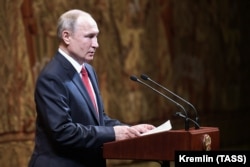 Очільник Росії Володимир Путін виступає на трибуні, розміщеній нна сцені Большого театру у Москві. Росія