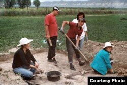 КУУнун археолог студенттери Кочкор-Башы шаарынын ордун казууда. Кум-Дөбө кыштагы. 01.7.2011.