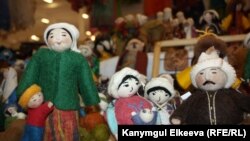 Берлиндеги көргөзмөгө коюлган кыргыз куурчактар