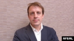 Олівер Буллоу, журналіст-розслідувач