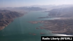 پخواني افغان چارواکي وايي، ایران د هوکړې له لاسلیک مخکې او وروسته په اوسط ډول هر کال ۲.۵ څخه تر ۳ میلیارده مترمکعب اوبه له دې سینده ترلاسه کولې او باید ومني چې تل یې له حقه زیاتې اوبې ترلاسه کړي دي.