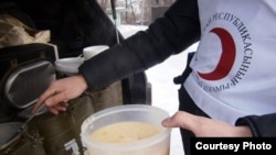 &#x420;&#x430;&#x437;&#x434;&#x430;&#x447;&#x430; &#x43E;&#x431;&#x435;&#x434;&#x43E;&#x432; &#x434;&#x43B;&#x44F; &#x431;&#x435;&#x437;&#x434;&#x43E;&#x43C;&#x43D;&#x44B;&#x445;. &#x421;&#x435;&#x43C;&#x435;&#x439;, 15 &#x44F;&#x43D;&#x432;&#x430;&#x440;&#x44F; 2013 &#x433;&#x43E;&#x434;&#x430;. &#x424;&#x43E;&#x442;&#x43E; &#x43F;&#x440;&#x435;&#x434;&#x43E;&#x441;&#x442;&#x430;&#x432;&#x43B;&#x435;&#x43D;&#x43E; &#x41E;&#x431;&#x449;&#x435;&#x441;&#x442;&#x432;&#x43E;&#x43C; &#x41A;&#x440;&#x430;&#x441;&#x43D;&#x43E;&#x433;&#x43E; &#x41F;&#x43E;&#x43B;&#x443;&#x43C;&#x435;&#x441;&#x44F;&#x446;&#x430;.