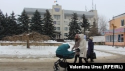 „Au mai pus și acest miliard pe spatele oamenilor. Au avioane, au totul, dar noi nu avem nimic.”