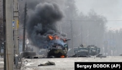 Російський бронетранспортер (БТР) горить під час бою з бійцями Збройних сил України на околиці Харкова. Після вуличних боїв ЗСУ відновили повний контроль на Харковом. Фото від 27 лютого 2022 року