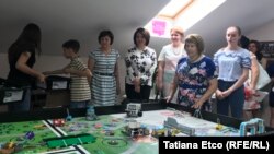 Monica Babuc (în centru)