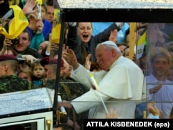 Папа їде на зустріч з молоддю. Львів 26 червня 2001 року