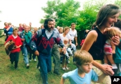Cetățeni est-germani trecând granița dintre Ungaria și Austria, Moerbisch, Austria, 19 august 1989.