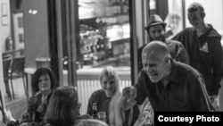 Марк Кели Смит, „таткото“ на слемот и перформативната поезија