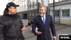 У грудні 2019-го «Схеми» вже фіксували, як Вадим Новинський відвідує ОП – щоправда тоді він це робив публічно і заходив через центральний вхід