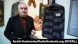 Василь Овсієнко із предметами, які вдалося вивезти із табору у Кучино після розпаду СРСР