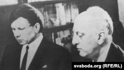 Рыгор Бярозкін (справа) і Васіль Быкаў, архіўнае фота