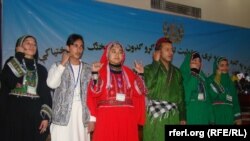 گروهی از دختران و پسران ناشنوا که در برنامه های فرهنگی و هنری نیز سهم می گرفتند، آرشیف