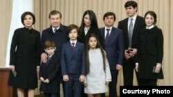 Шавкат Мирзиёев үй-бүлөсү менен шайлоо тилкесинде. Ташкент, 4-декабрь, 2016-жыл