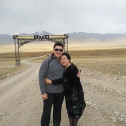 Максат Султакеев апасы менен.