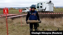 Українські військовослужбовці використовують машину для розмінування Armtrac 400, здатну розмінувати 2400 квадратних метрів на годину