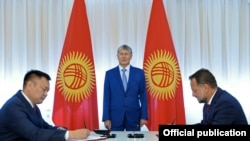 Дуйшенбек Зилалиев, Алмазбек Атамбаев и Михаель Смелик во время подписания соглашений по ГЭС (фото пресс-службы президента КР).