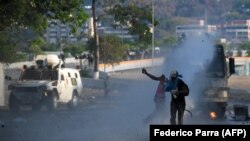 Полиция менен демонстранттардын кагылышы. 1-май, 2019-жыл.