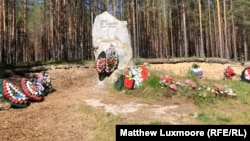 Паметник, поставен от Дмитриев, на който пише: "Хора, не се избивайте едни други"