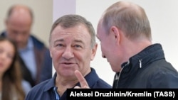 Президент РФ Володимир Путін і голова ради директорів СМП-Банку Аркадій Ротенберг (справа наліво)