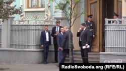 Кілька співробітників УДО очікують біля Будинку офіційних прийомів