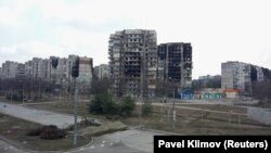 Жилые дома, разрушенные во время масштабного вторжения России в Украину. Мариуполь, 18 марта 2022 года