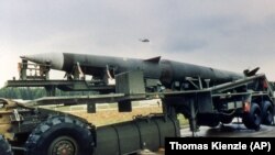 АКШнын "Першинг-2" ракетасы 1987-жылы Германиядагы базада турган учур. Бул ракеталар 1991-жылга карата Европадан чыгарылып, жок кылынган.