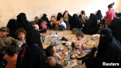 "Иcлам мамлекети" тобунун согушкерлеринин үй-бүлө мүчөлөрү. Тал-Афар, 30-август, 2017