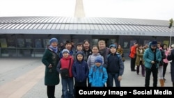 Гулбарчын Жаанбаева "Ковчег-21" борборунун окуучулары менен экскурсияда