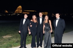 Ильхам Алиев (в центре) с женой Мехрибан, сыном Гейдаром (слева) и дочерью Лейлой (вторая справа).