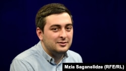 მკვლევარი ირაკლი სირბილაძე. მან 2024 წლის სექტემბერში აშშ-ის გერმანიის მარშალის ფონდისათვის გამოაქვეყნა ვრცელი პუბლიკაცია: „სამხრეთ კავკასიაში რუსეთის „უნიპოლარული ეპიზოდის“ დასასრული“.