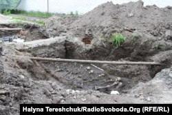 Досліджено одну з ям, де захоронені людські останки