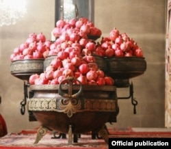 Церемония благословения граната, Армения.