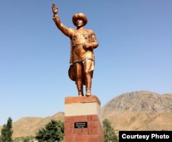 Абдыкадыр Орозбековдун айкели. Кадамжай шаары. 20.7.2011.