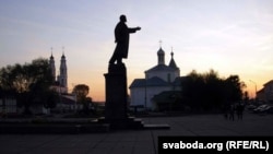 Помнік Леніну ў цэнтры Ашмянаў, за ім — касьцёл і царква. Архіўнае фота