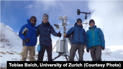 Гляциологдор Ак-Шыйрактагы станцияда.