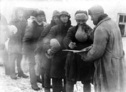 Колгоспники отримують просо за трудодні. Донеччина, 1930 рік