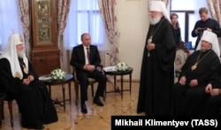 Довоєнна фотографія, Київ, Києво-Печерська лавра, 27 липня 2013 року. Зліва направо: Московський патріарх Кирило (Гундяєв), президент Росії Володимир Путін, митрополит Одеський та Ізмаїльський УПЦ (МП) Агафангел (Саввін) та митрополит Сімферопольський і Кримський УПЦ (МП) Лазар (Швець)